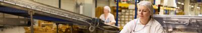 Vrouw in bakkerij aan het werk